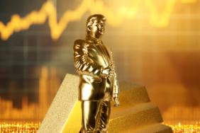 Golden Trump Statue Holding Bitcoin Unveiled Outside U.S. Capitol in Crypto Stunt