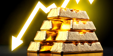Gold Falls, Bitcoin Stays Resilient: Experts Predict Diverging Momentum Ahead