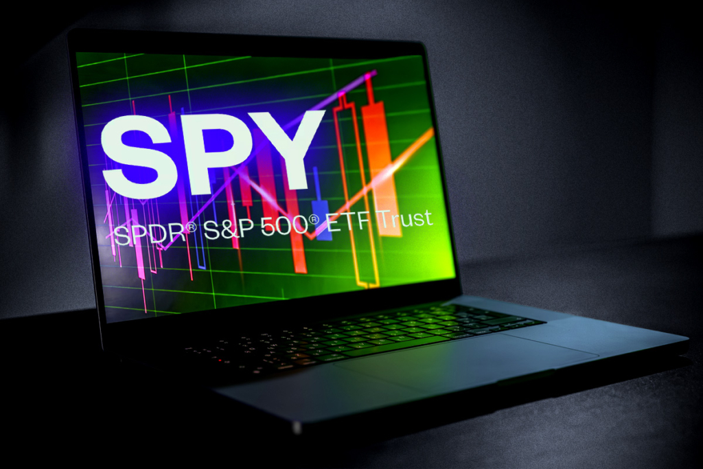 SPY Drops 1.59% as Trade Tensions and Political Gridlock Shake Wall Street