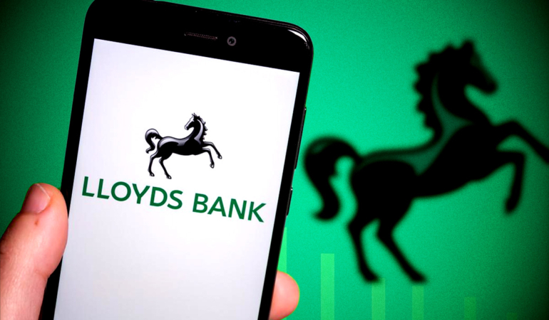 Forget Tech Stocks Lloyds Is the Market Star This Year!